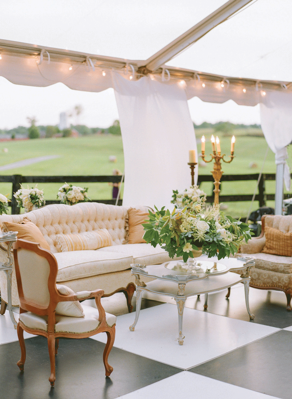 A lounge styled by Rosanna at the Goodstone Inn & Restaurant. Floral arrangement by Nature Composed. Photo by Jodi & Kurt Photography. Photo courtesy of Rosanna Funiciello Smith